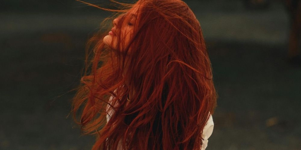 Beaux Cheveux Roux d'une jeune femme qui a bénéficié de soins repigmentants naturels Lumières de Provence
